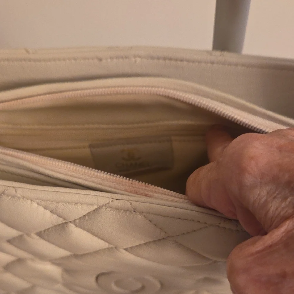 NWOT Chic Ivory Quilted Soft Genuine Leather Shoulder Bag - Picture 4 of 13